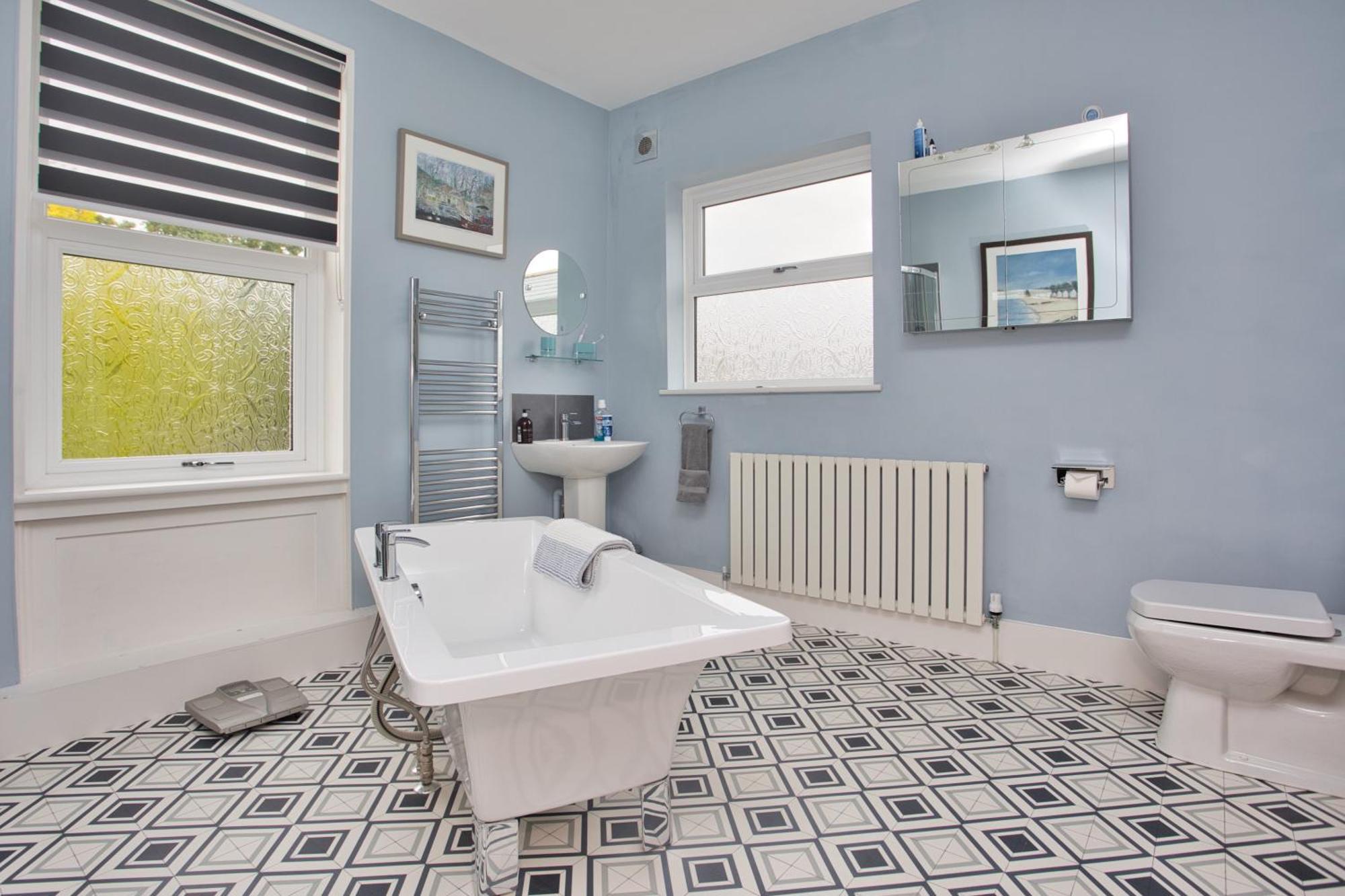 Spacious Seaside Escape In The Heart Of Deal, 4 Mins From The Beach 外观 照片