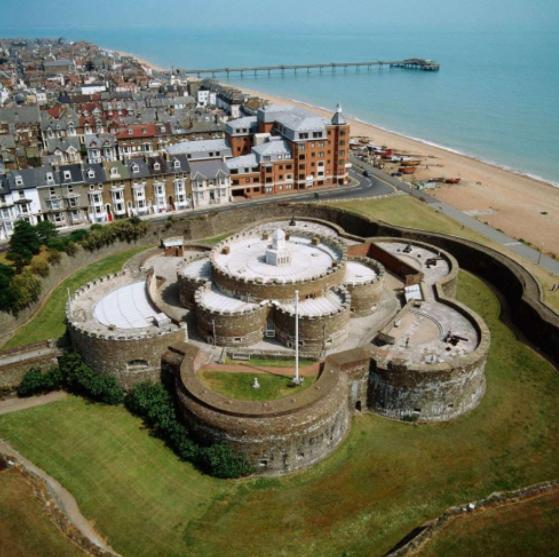 Spacious Seaside Escape In The Heart Of Deal, 4 Mins From The Beach 外观 照片